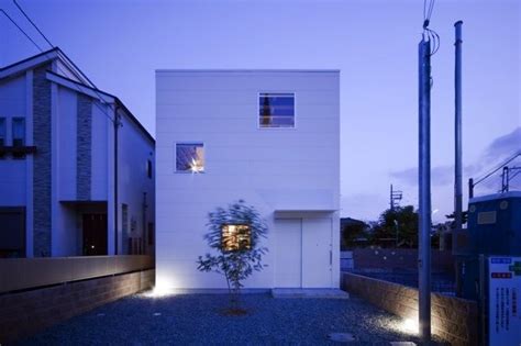 Coo Planning / 外観(浜寺の家：白い箱とラーチ合板) - 外観事例｜SUVACO(スバコ) | ハウスデザイン, 家, 住宅