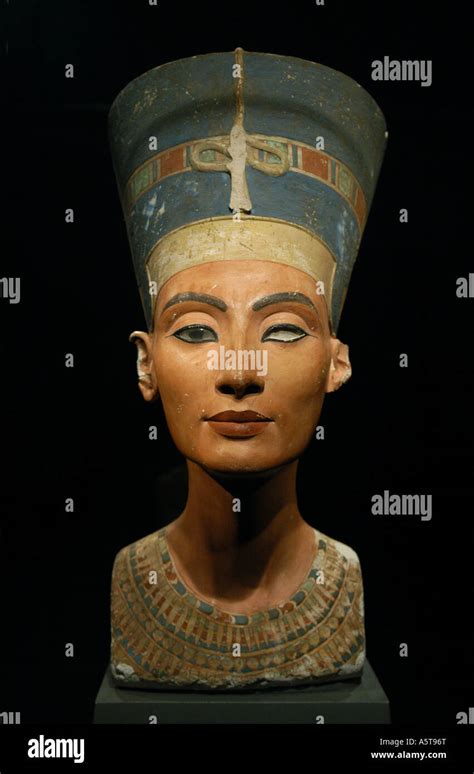 Busto De Nefertiti En El Museo Egipcio Fotografías E Imágenes De Alta