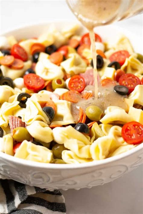 Everyone goes crazy over this antipasto tortellini pasta salad! Simple Antipasto Pasta Salad | Recipe (With images ...