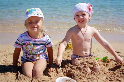 무료 이미지 바닷가 바다 모래 사람들 놀이 여름 휴가 어린이 연주하다 가족 아이들 여자애들 장난 친구
