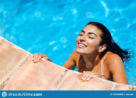 Pi kna Arabska Kobieta Relaksuje W Basenie Zdjęcie Stock Obraz złożonej z lifestyle