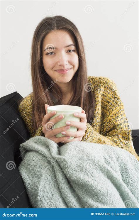 可爱的少妇在有咖啡的沙发坐 库存照片 图片 包括有 饮料 无忧无虑 杯子 圣诞节 一个 成人 33661496