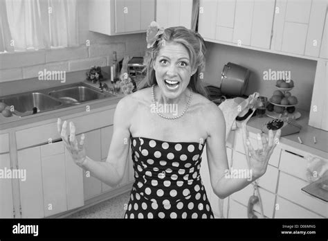 1950s Woman Kitchen Fotos Und Bildmaterial In Hoher Auflösung Seite