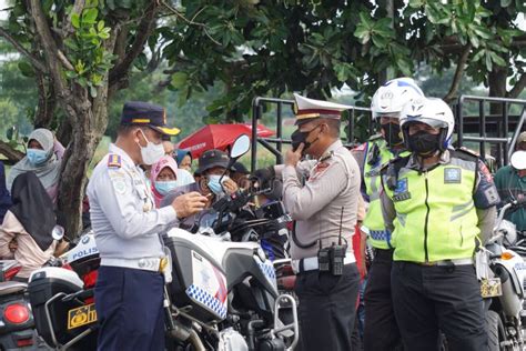 Indonesian Municipal Police Or Public Order Enforcers Police Regulate