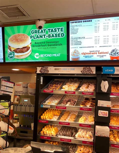 The dunkin' donuts breakfast hours starts from 5 am (in some locations) and is served up to 10.30 am.the dunkin' donuts lunch hours starts from 10.30 am and continues up to 5 pm in the evening. I Tried Dunkin' Donuts' Beyond Meat Breakfast Sandwich ...