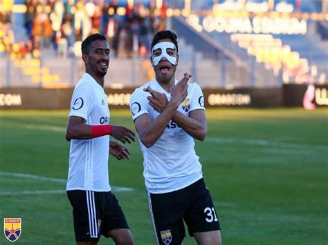 أحمد ياسر ريان لاعب كرة قدم مصر مهاجم شاب من ناشئي لنادي الأهلي.12 برز اسمه في مسابقات دوريات الناشئين والشباب حتى أصبح هدافًا لتلك المسابقات، وهو نجل الظهير الأيسر المعتزل للنادي الأهلي ياسر ريان. مهاجم الجونة: لم ألعب من أجل الأهلي ولا الشجار مع لاعب ...