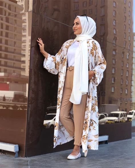 Limage contient peut être une personne ou plus et personnes debout Fashion Makeup Hijab
