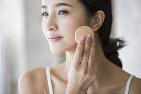 Young Chinese Woman Applying Face Powder — Portrait Female Stock
