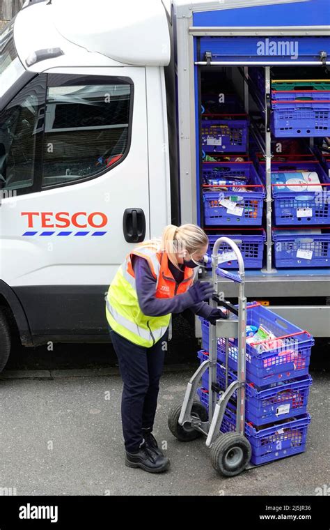 Tesco Delivery Worker Hi Res Stock Photography And Images Alamy