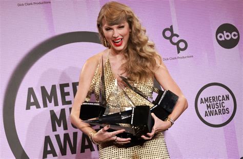 Taylor Swift Sweeps 2022 American Music Awards Becomes Top Awarded