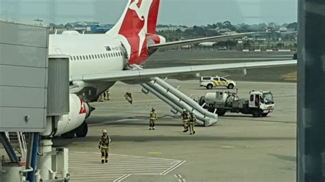 Qantas Passengers Forced To Use Chutes To Evacuate Aircraft Airline Ratings