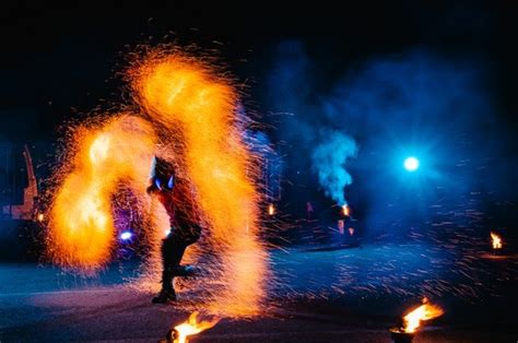Premium Photo Fire Show Dancing With Flame Male Master Juggling