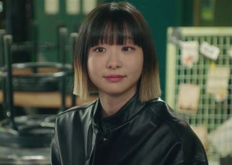 Itaewon class takes over the jtbc's friday & saturday 23:00 time slot previously occupied by chocolate and followed by the world of the i didn't follow the manhwa, but the story is good, i enjoy every episode, but again, unlike park seo joo's other drama (fight for my way), i don't think i. 'Itaewon Class' Episodes 1-6 Fashion: Kim Da-Mi As Jo Yi ...