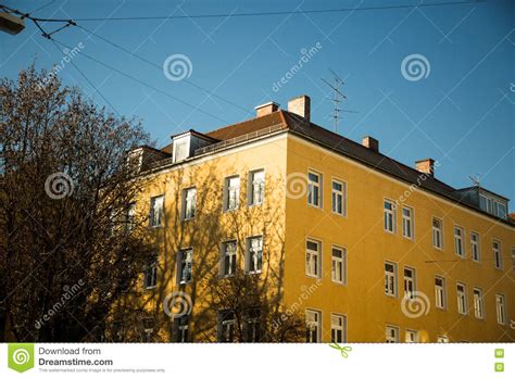 Hotelbeschreibung hauser an der universität. Alte Häuser - Gelbe Fassade In München - Stadt Stockfoto ...
