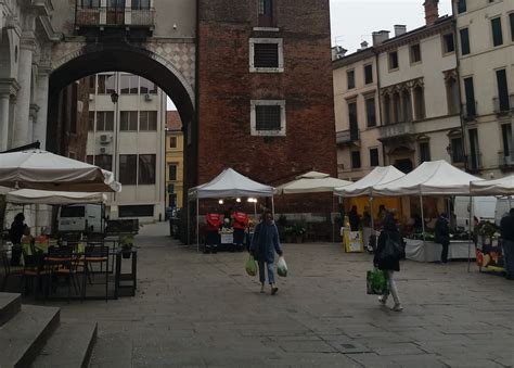 In every italian city, there is one dilemma travelers face: Auto in piazza Erbe, interpellanza Pd e petizione con ...