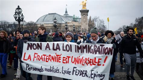 frankreich 75 000 menschen demonstrieren gegen emmanuel macrons umstrittenes