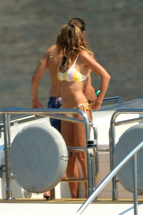 Heidi Klum Seins Nus Bikini Italie Aout Les Stars Nues En