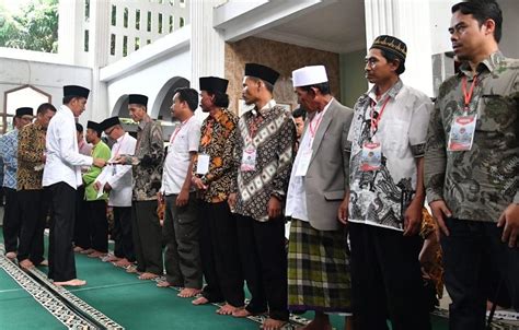 Bolehkah menjual tanah wakaf yang tidak memungkinkan dibangun masjid apalagi pesantren? Presiden Serahkan 115 Sertifikat Wakaf di Cianjur - IndependensI