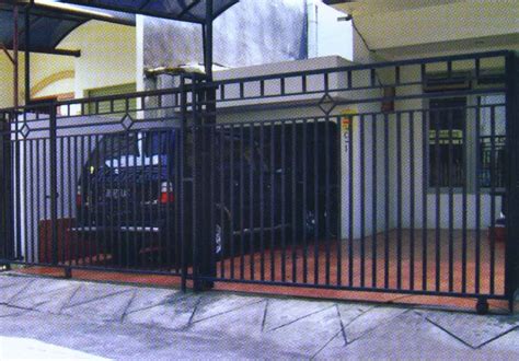Pagar kayu dengan pintu gerbang unik. aliefa teknik: PINTU/ PAGAR RUMAH