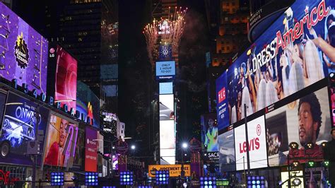 Regarder Le Lâcher De Ballons De Times Square Pour Le Réveillon Du