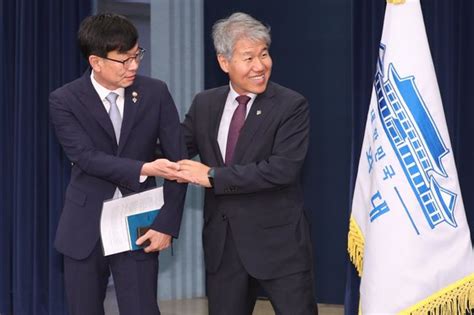 주식으로 재산 21억 불렸지만…한전 사장도 재미 못 본 종목. 김수현 전 정책실장 16억…공직자 수시 재산공개 - 중앙일보