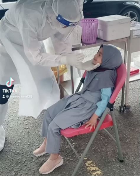 Dokternya ramaah dan pinter ngerayu anak2. "Gosok Setiap Hari, Cuma Lambat Jumpa Doktor." Pakaikan ...