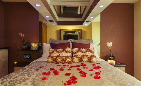 24 Best Most Romantic Hotel Rooms Bed Hotel Room Hotell Booking