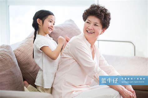 小孙女给奶奶捶背 蓝牛仔影像 中国原创广告影像素材