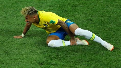 Neymar muestra el estado de su tobillo después del partido contra Suiza