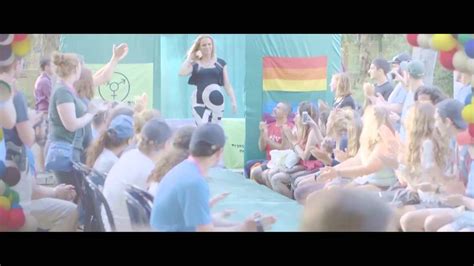בואו להרים בטיילת עם המשאיות, ההופעות והאווירה הכי צבעונית שיש. חיזוק הקהילה הטרנסג'נדרית - מצעד הגאווה 2015 , מאיה ...