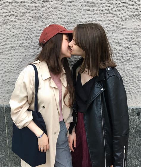 Kissing In The Streets Cute Lesbian Couples Lesbians Kissing Rain