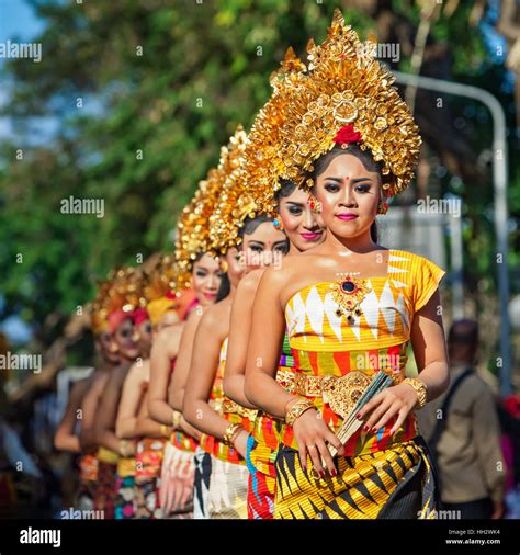 Denpasar Insel Bali Indonesien 11 Juni 2016 Gruppe Von Balinesischen Menschen Tänzerin