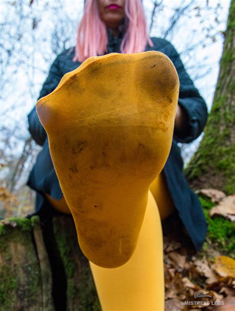 Dirty nylon soles in yellow pantyhose outdoor : r/Nylonfetish