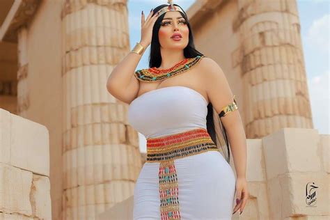 عارضة الأزياء المصرية سلمى الشيمي تتصدر بـ جلسة تصوير جريئة و السلطات تتدخل