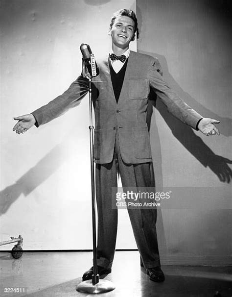 Frank Sinatra Singing Photos And Premium High Res Pictures Getty Images