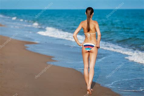 Sexy tyłu piękne kobiety w bikini na tle morza Seksowne pośladki