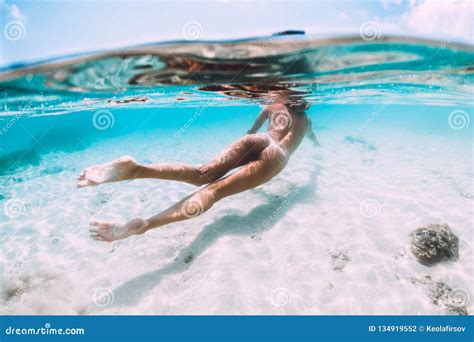 在热带海洋水下的照片减肥赤裸妇女游泳 库存照片 图片 包括有 重新创建 爱好健美者 活动家 火箭筒 134919552
