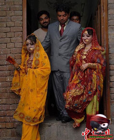 صور باكستاني متزوج أمرتين في ليلة واحدة وصور أخرى