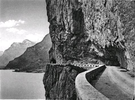 Sie führt durch das dorf sisikon im kanton uri. File:Axenstrasse with tunnel in distance.jpg - Wikimedia ...