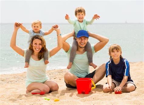 Familia Feliz De Cinco Que Sonr E En La Playa Del Mar Imagen De Archivo Imagen De Junto