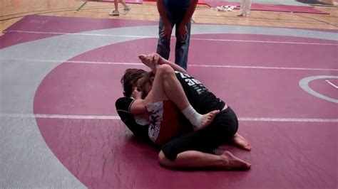 How To Triangle Choke Against Girls In Bjj Match Youtube