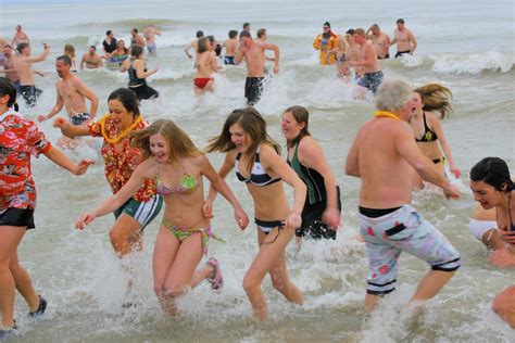 Mad Dash Out Polar Bear Plunge January At Milwauk Flickr