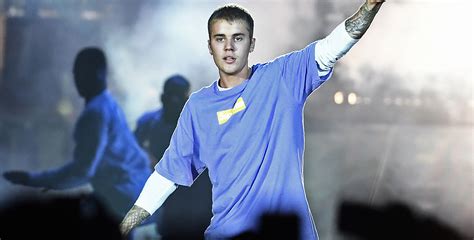 Justin Bieber Does A Mic Drop Walks Off Stage After Fans Wont Stop
