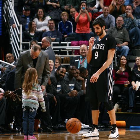 Ricky Rubio Adorably Plays Catch With Little Girl During Stoppage