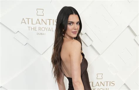 kendall jenner shares steamy late night selfies from bedroom parade
