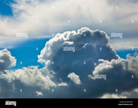 Towering Cumulonimbus Cloud Stock Photo Alamy