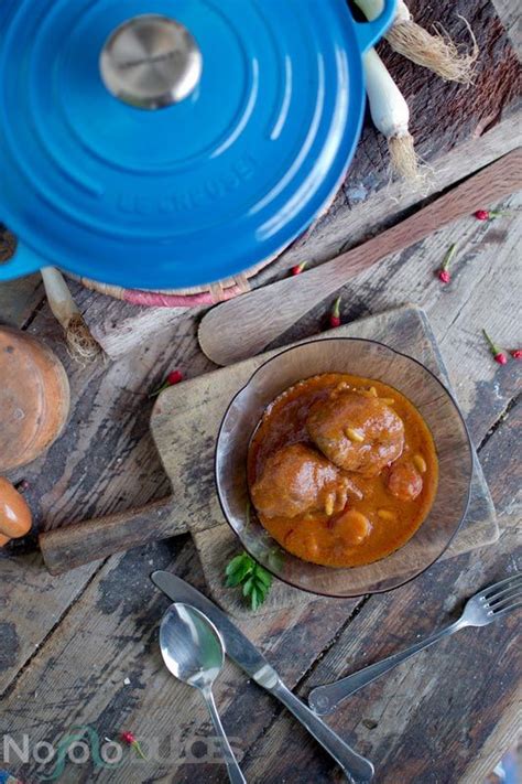 Un plato exquisito y una carne muy tierna. Guiso de carrillada ibérica con salsa en cocotte | Guisos ...