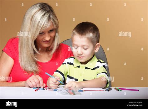 Madre E Hijo Juntos Dibujo Mamá Ayudando Con Las Tareas Daycare Fondo