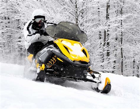 Snowmobiling History Types Objective And Equipment Sportsmatik