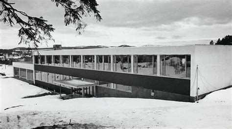 Breidablikk selvbyggerlag ligger på gamle skjetten ved strømmen i lillestrøm kommune. Breidablikk skole / Heimdal samfunnshus (1965) | Format ...